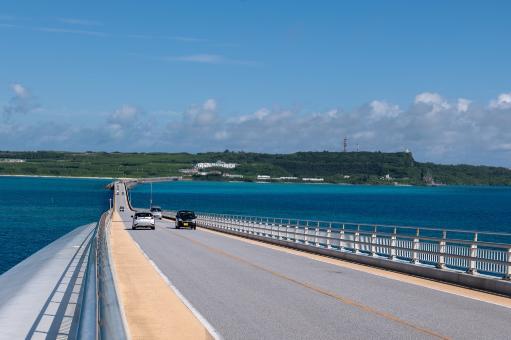 伊良部大橋を走る車と宮古島の青空 ドライブ風景
