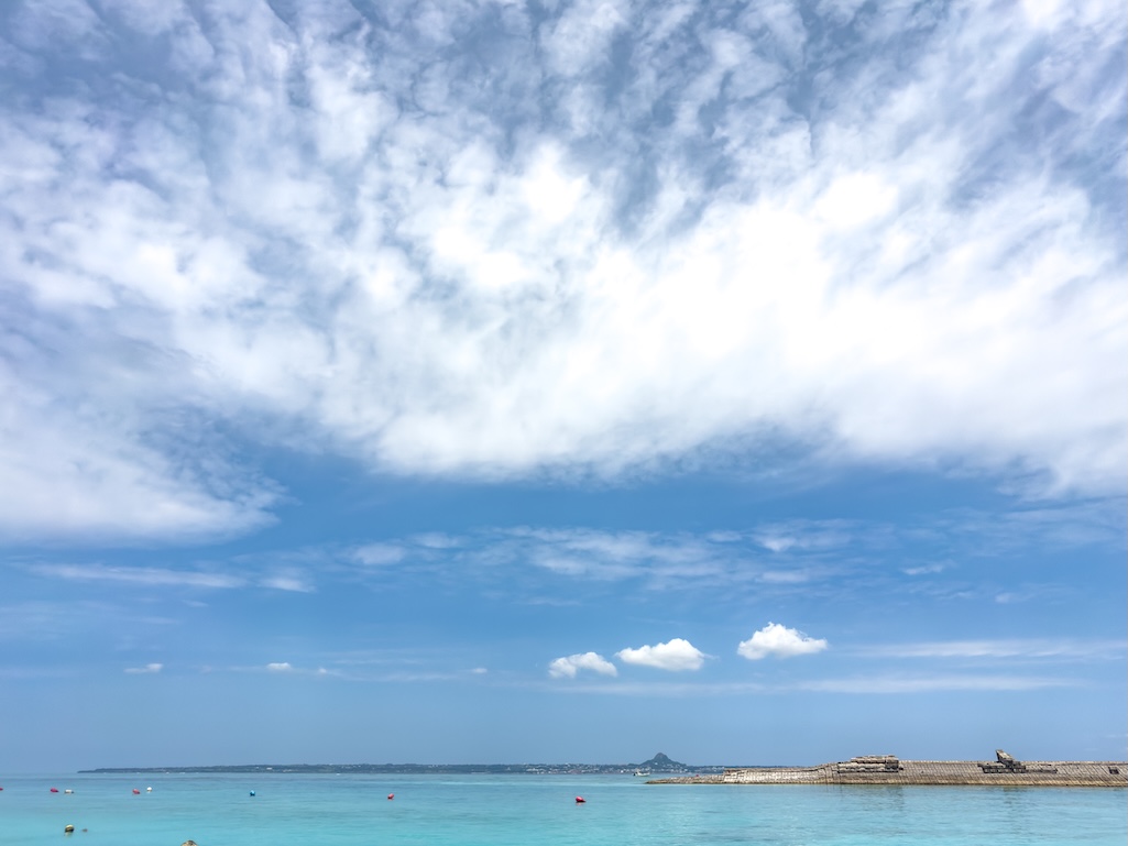 沖縄本島北部・本部半島から望む水納島方面の海と空 — 水納島シュノーケリングの出発地点