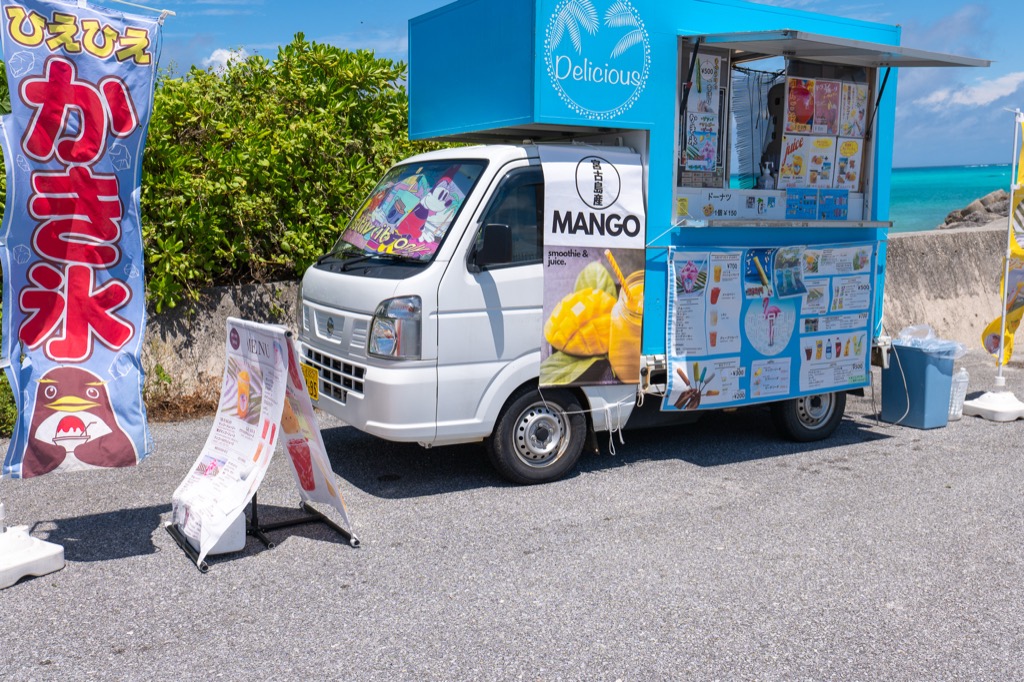 下地島護岸駐車スペース近くのかき氷・マンゴーキッチンカー 観光客向けの軽食販売