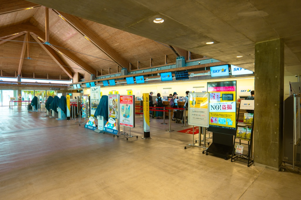 下地島空港のスカイマークチェックインカウンター SKYロゴ