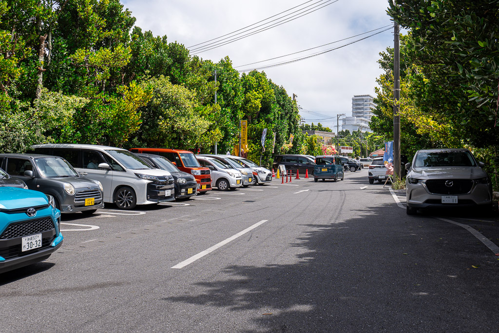 備瀬集落入口付近に設けられた民間の有料駐車場の様子