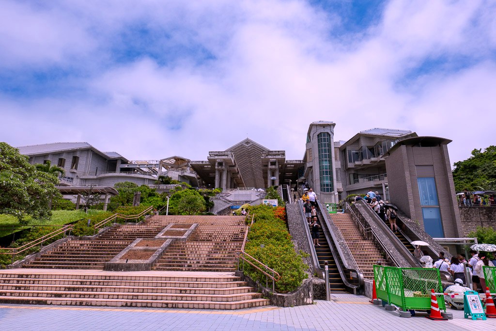 海洋博公園内の水族館へと続く長いエスカレーターと階段