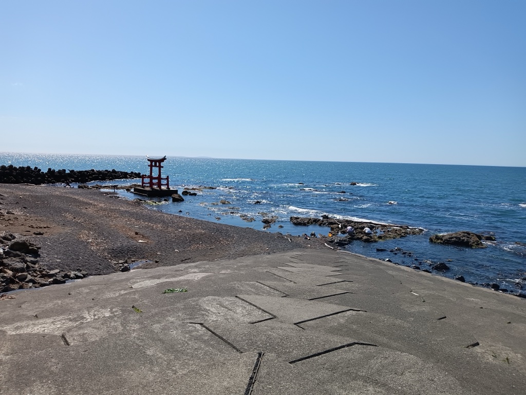金比羅神社の赤い鳥居 — 8月の礼文島の海と青空