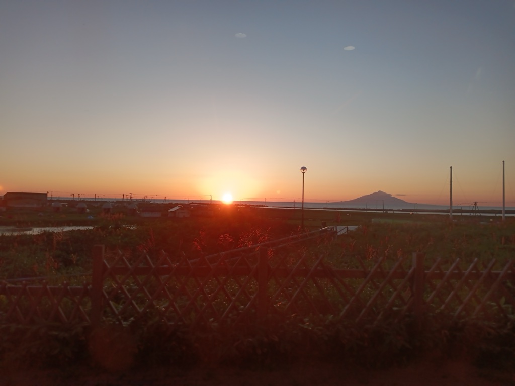 初山別村 — 8月の夕暮れ、日本海に映る茜色の空