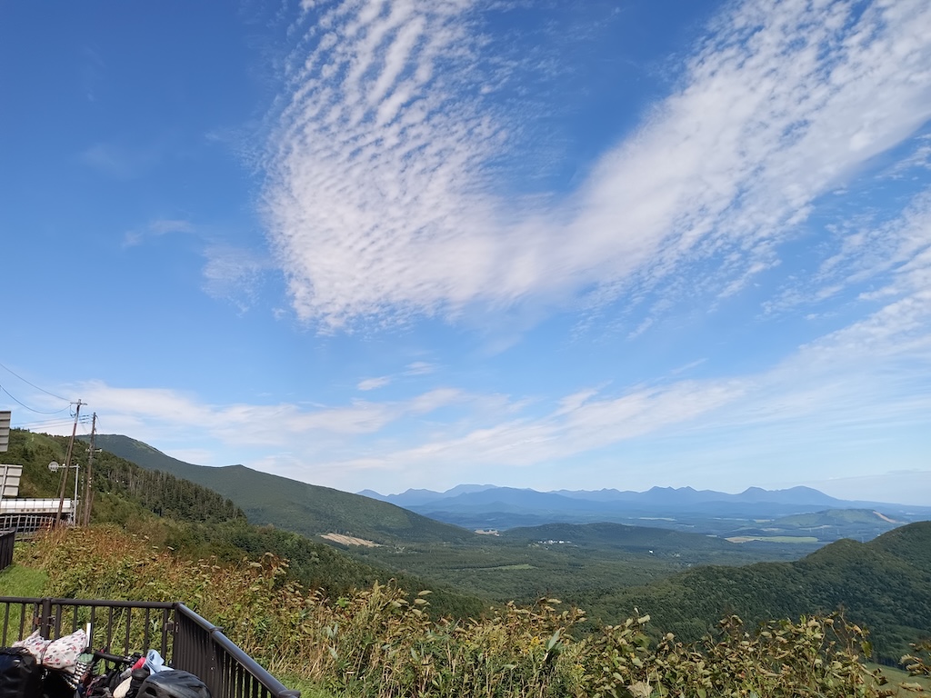 北海道9月の狩勝峠 — 十勝平野を見下ろす青空とうろこ雲