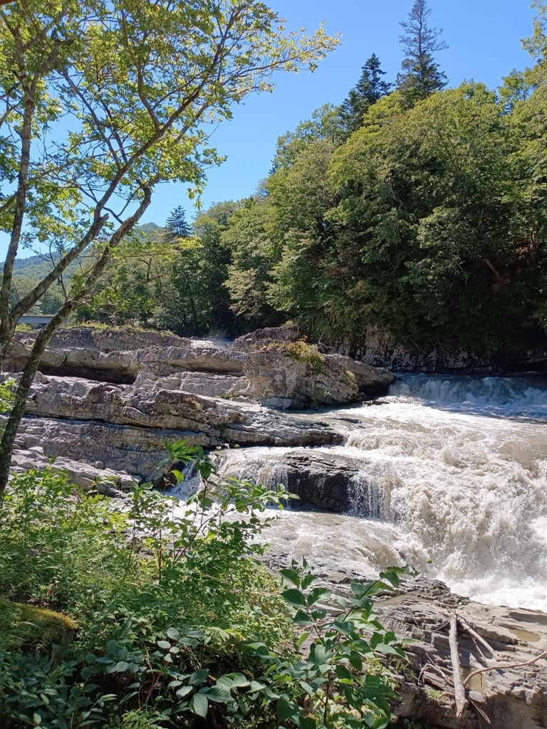 三段滝 — 岩盤を段状に流れ落ちる水しぶきをアップで捉えた9月の一枚