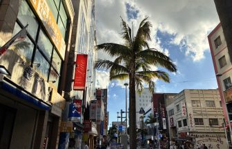 空港の出国ゲートと国際観光旅客税のイメージ
