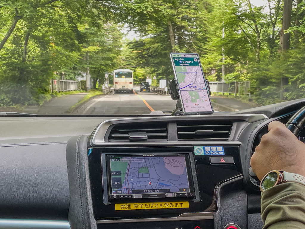 レンタカーのダッシュボード上に設置したスマホGoogleマップと純正ナビの併用