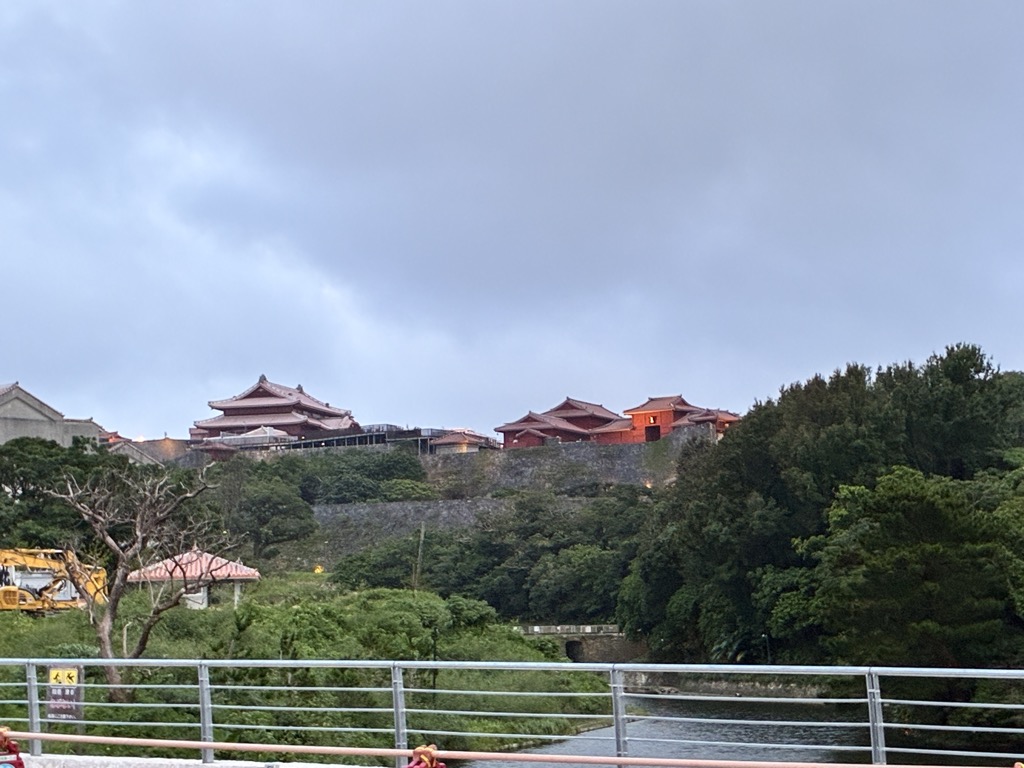 復元工事のクレーンとともに丘の上に姿を見せた首里城の朱色の正殿遠景