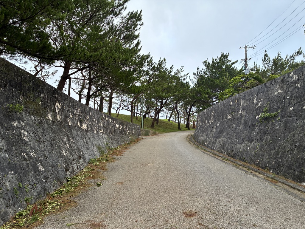 石垣に挟まれた首里城公園のゆるやかな坂道