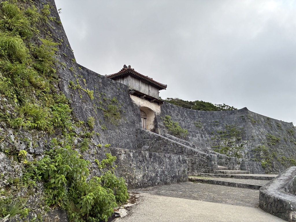 石垣の上に建つ首里城の赤瓦の城門と石段