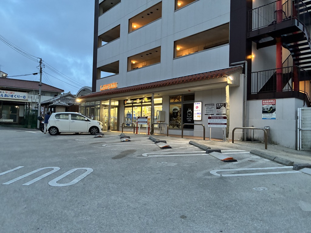 赤瓦の屋根と茶色の看板で首里城の景観に合わせて建てられたローソン
