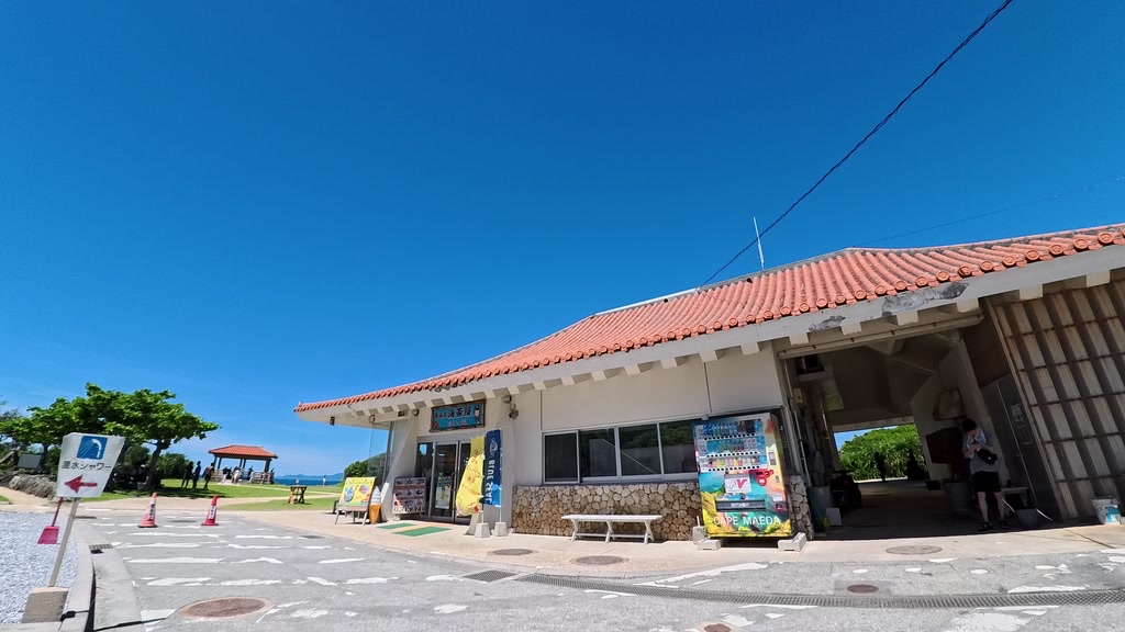 沖縄・真栄田岬の青の洞窟内部がコバルトブルーに発光する神秘の景色