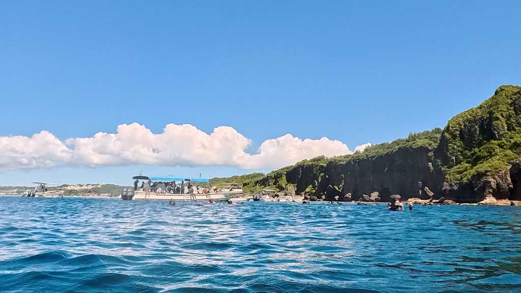 沖縄青の洞窟でインストラクター撮影した水中写真