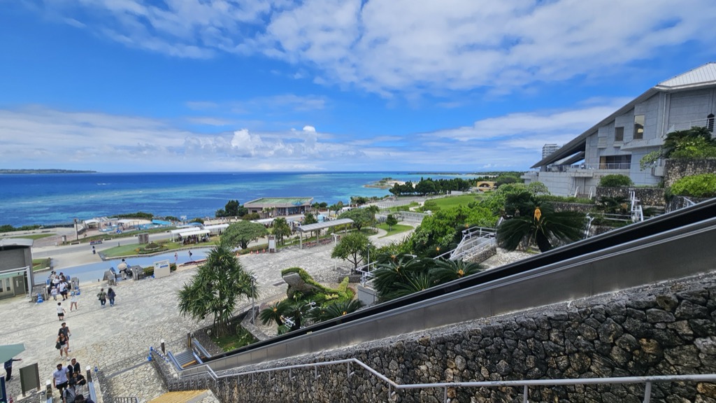 海洋博公園の高台から見下ろす園内全景 遠くにエメラルドビーチと伊江島 美ら海水族館へ続く広大なエリア