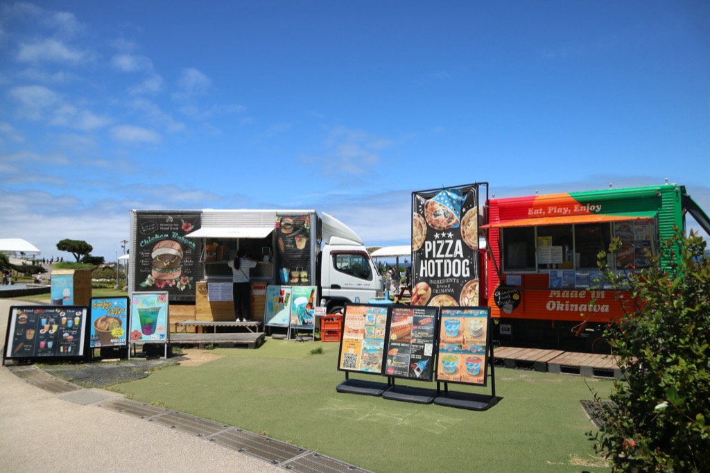 海洋博公園プラザのフードトラック ピザ・ホットドッグ・チキンバーガーなど沖縄食材を使った軽食が並ぶ