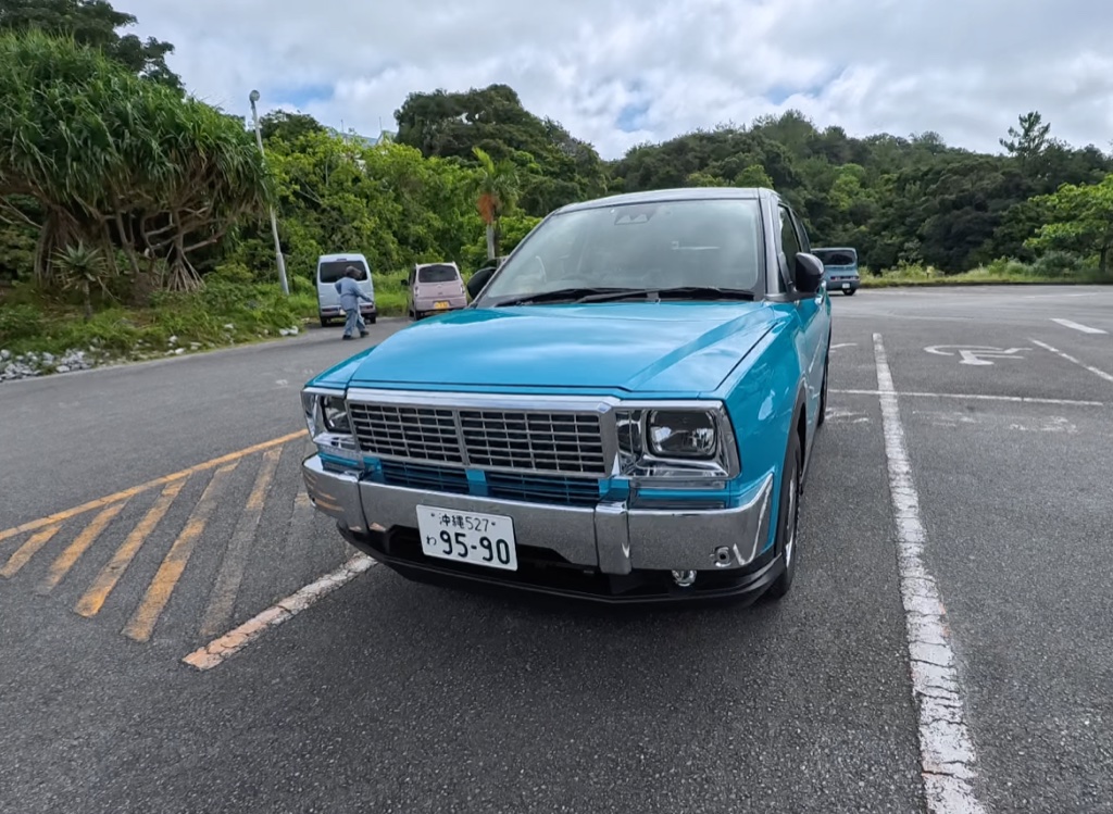 沖縄でレンタルした水色のダイハツ・ロッキー(SUV) — 追加ドライバー登録を済ませた実車