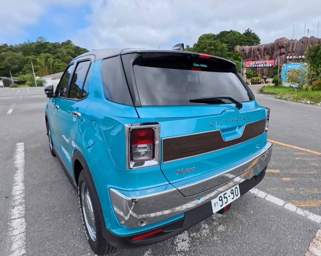 追加ドライバー登録を済ませたレンタカーの後ろ姿 — 2名で安心して交代運転