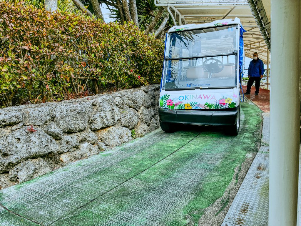 古宇利オーシャンタワー 自動運転 電動カート OKINAWA カラフルデザイン