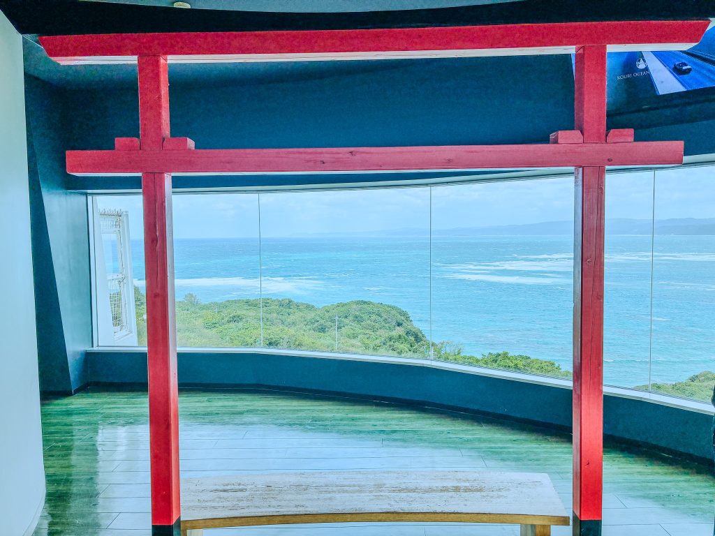 古宇利オーシャンタワー 展望デッキ 朱色鳥居フォトフレーム 撮影スポット