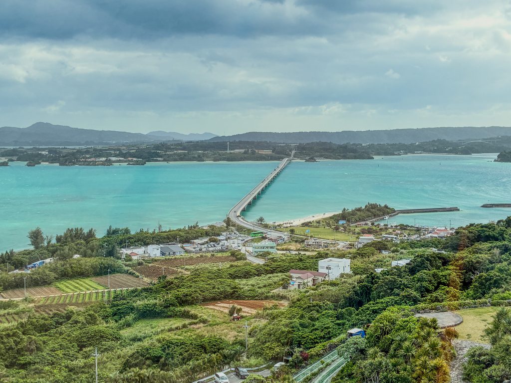 展望塔から至近で望む古宇利大橋 沖縄北部 撮影スポット