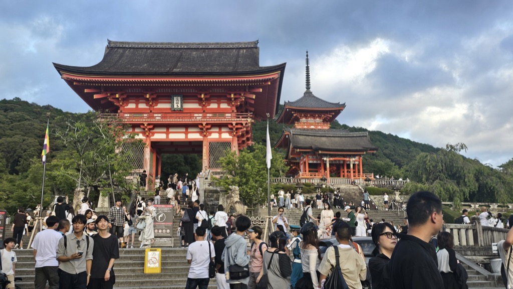 清水寺仁王門と三重塔の朱色の伽藍 夕暮れどきの参拝者たち