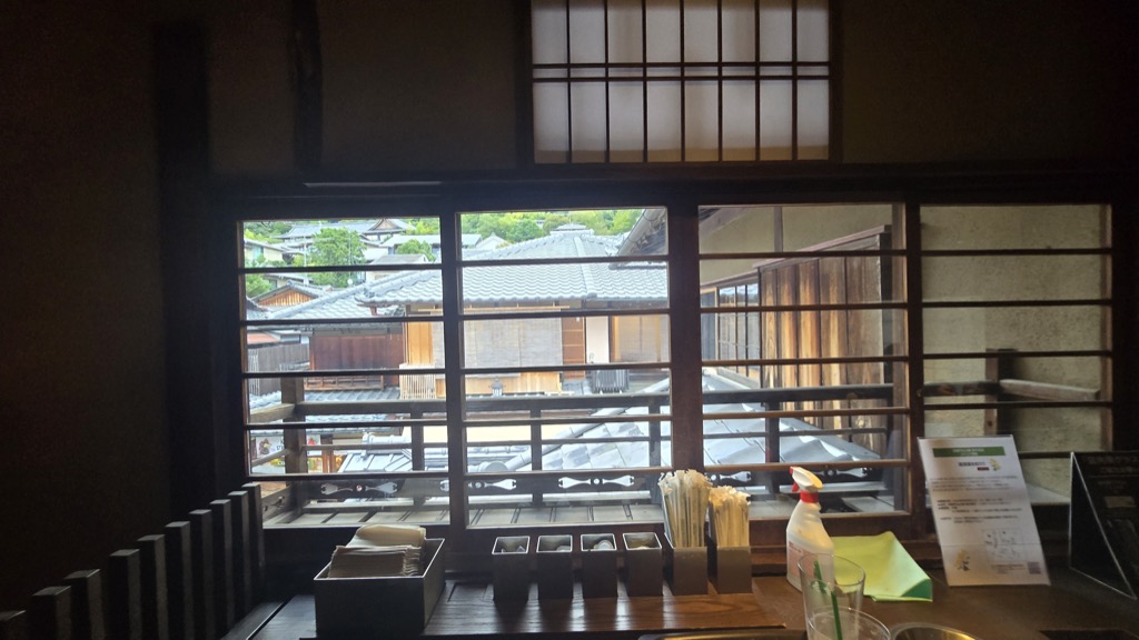 京都二年坂の伝統町家を改装したカフェ 格子窓から見える瓦屋根の路地