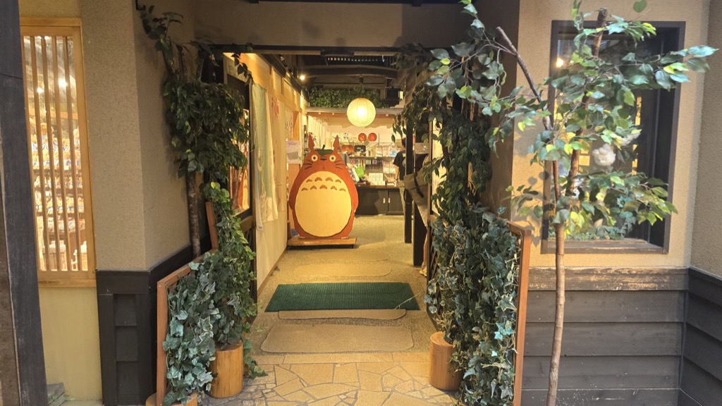 京都三年坂のジブリキャラクター専門店 どんぐり共和国入口と大型トトロ像