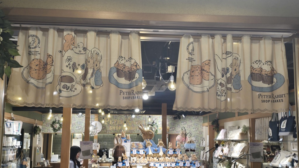 京都三年坂のピーターラビット ショップ&ベイクス 暖簾とキャラクターグッズが並ぶ店先