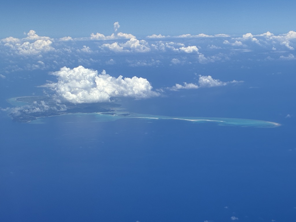 宮古島 上空から望むターコイズブルーの海と細長い島影 レンタカーで巡る自由な旅のはじまり