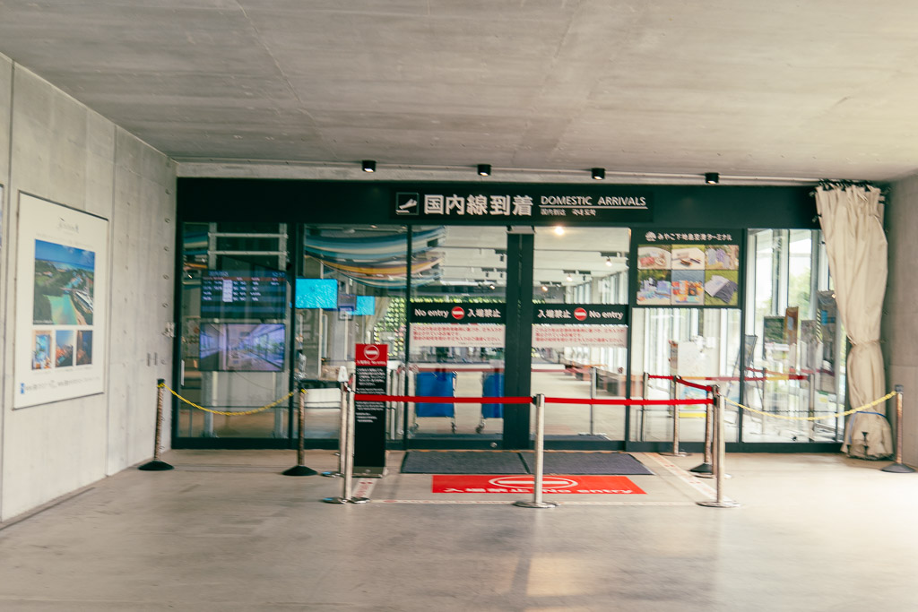 下地島空港 国内線到着ゲート レンタカー会社の送迎ピックアップの目印