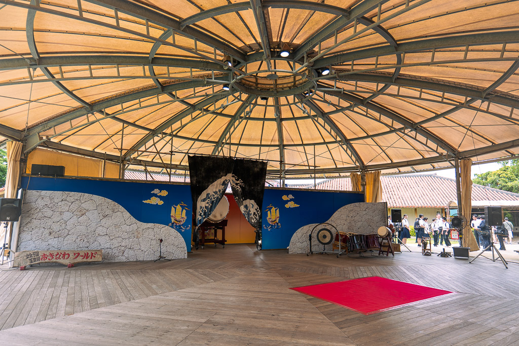 スーパーエイサー会場のドーム天井全景 — 木製の格子屋根と青いバックボードのステージ