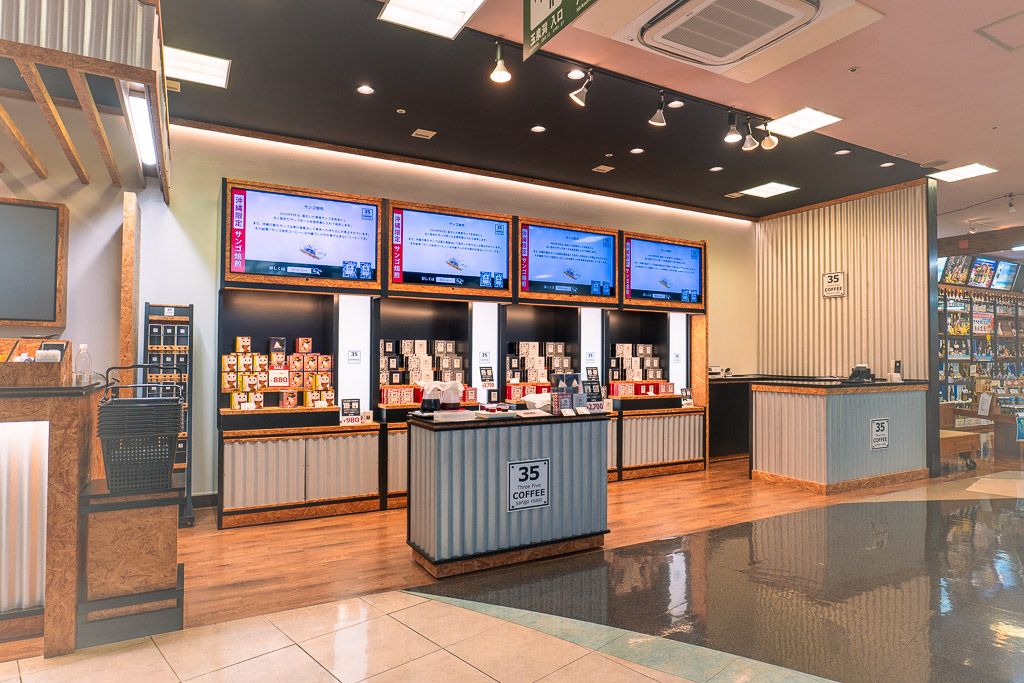 35°COFFEEカウンター — トタン素材の意匠と沖縄ローカルコーヒーの陳列棚