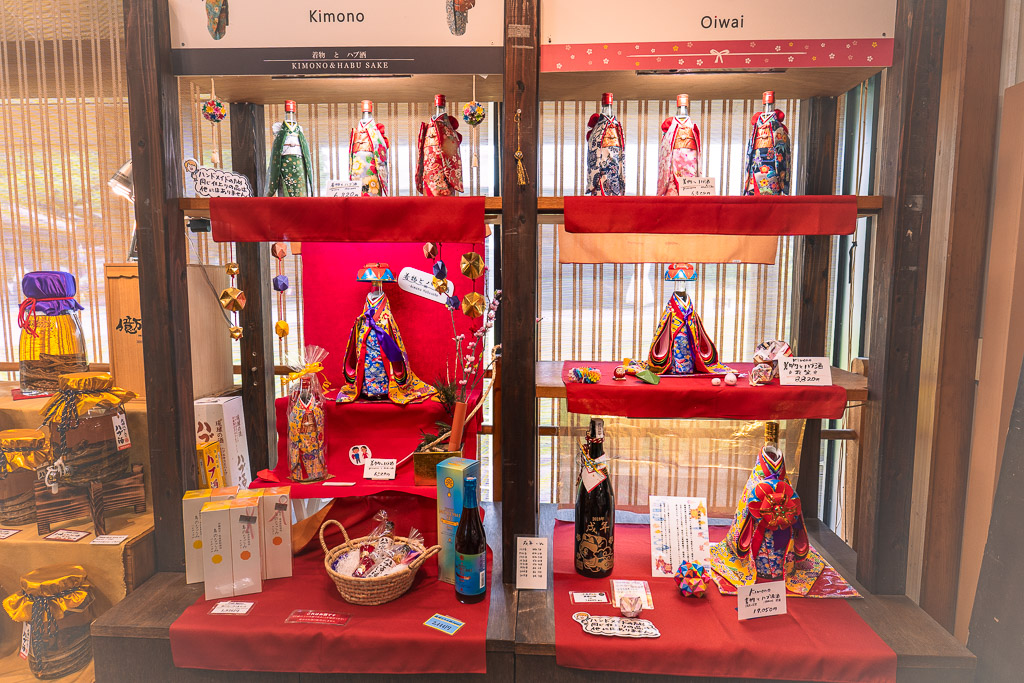 Kimono・Oiwaiコーナー — 紅型衣装を着せた琉装人形と泡盛ボトルのディスプレイ
