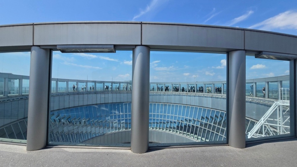 青空の下、観光客でにぎわう展望デッキ — 9月中旬の大阪、半袖が大半の残暑