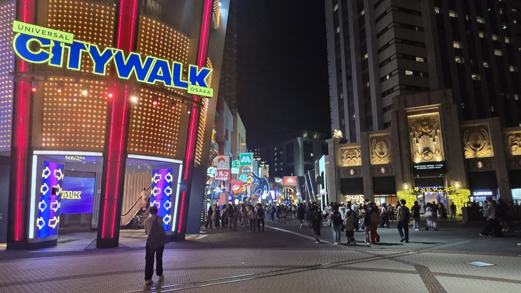 ユニバーサル・シティウォーク 夜のネオンサイン