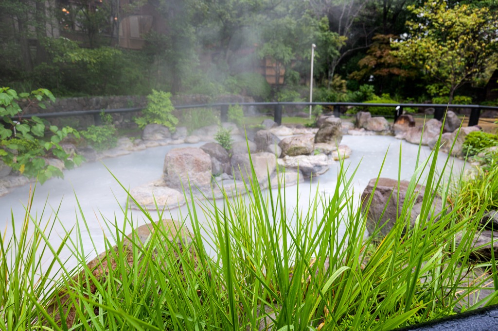 湯気の立ちのぼる鉄輪温泉街の落ち着いた風景