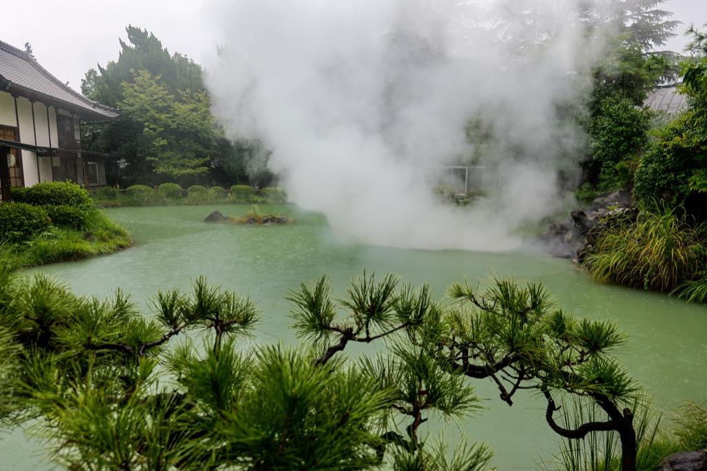 かまど地獄の青みがかった池