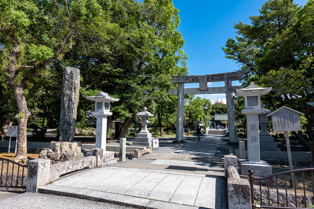 宗像大社辺津宮の鳥居と参道