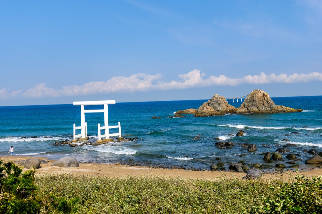 糸島・桜井二見ヶ浦の白い鳥居と夫婦岩