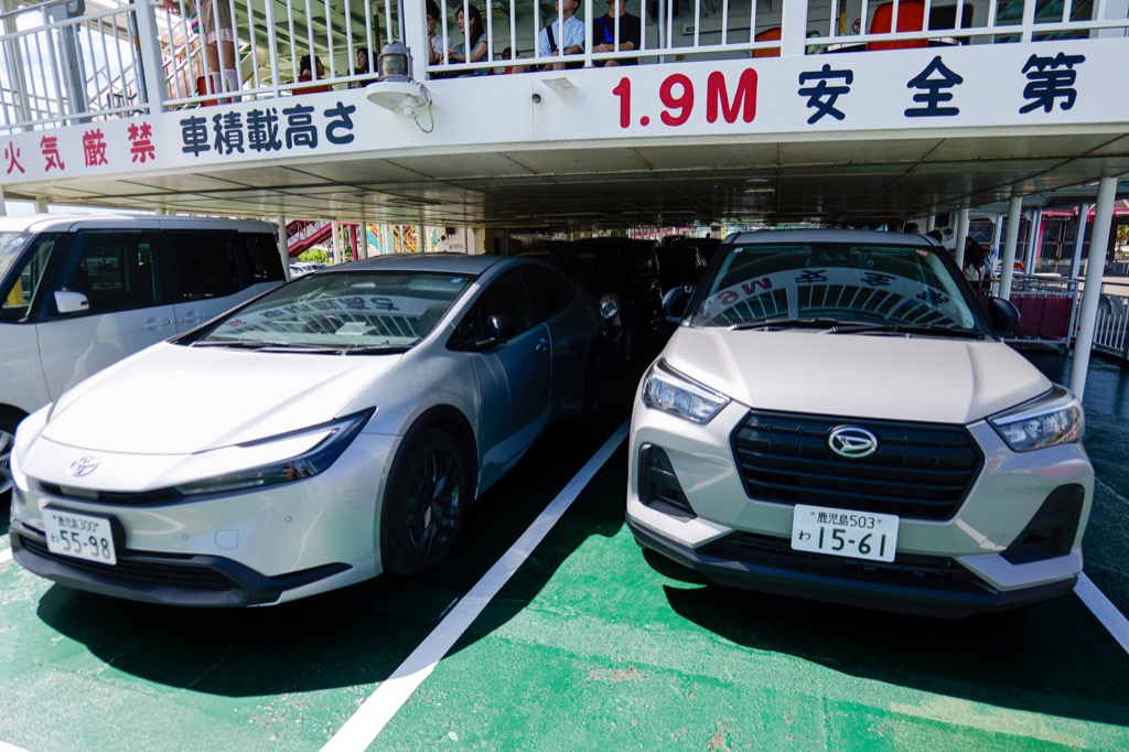 桜島フェリーの車両甲板に駐車したレンタカー