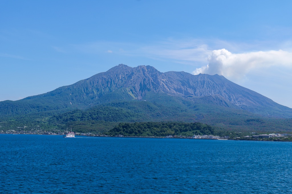桜島フェリーから眺める噴煙と青い海