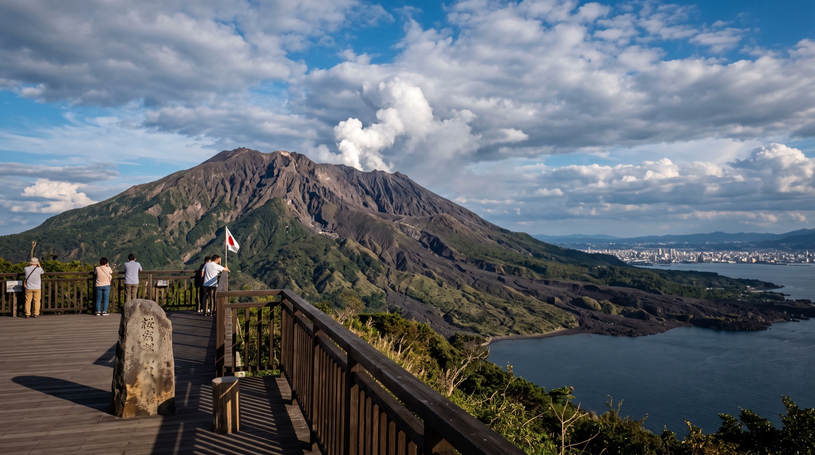 鹿児島・桜島と錦江湾 — 市街地のすぐ目の前の海に浮かぶ活火山の象徴的な風景
