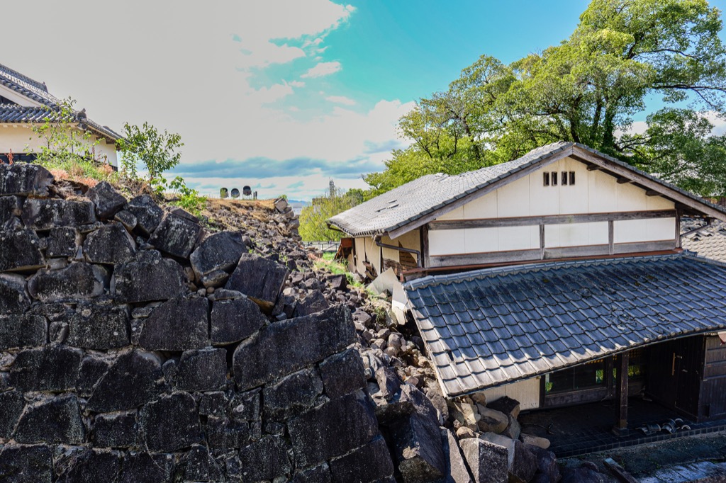 熊本地震で崩れた石垣がそのまま保存されている区域
