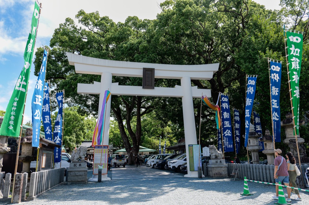 加藤神社の鳥居、「加藤清正公」ののぼりが並ぶ参道