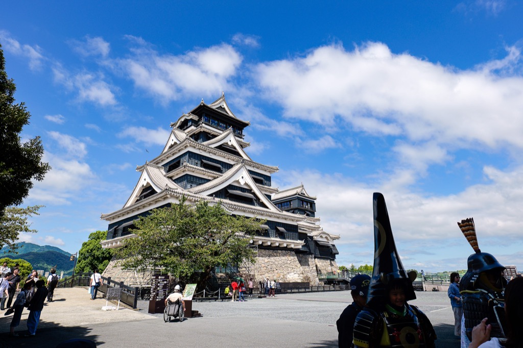 熊本城を見学する旅行者