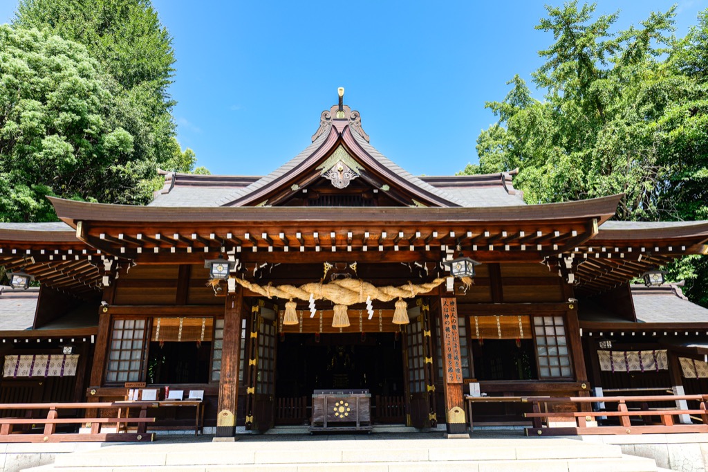 青空の下に建つ水前寺成趣園の出水神社