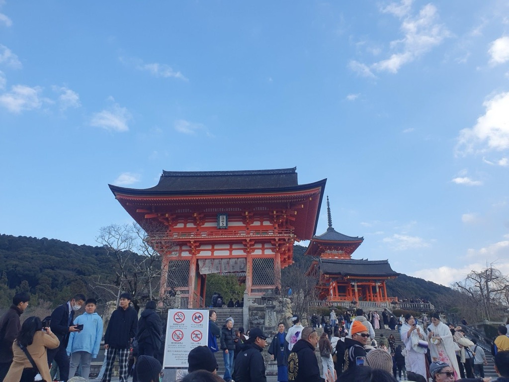 京都の冬 清水寺仁王門前で厚手のコートを着た観光客