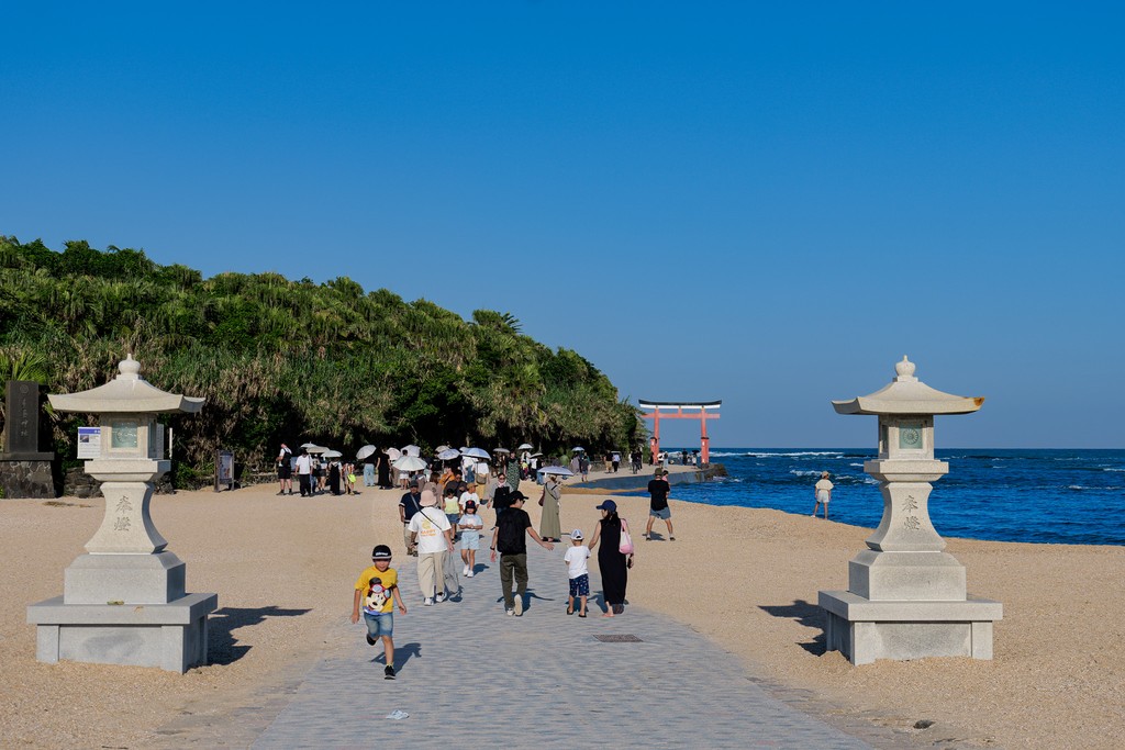 青島神社へ続く参道