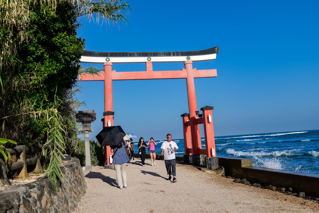 海辺に立つ朱色の鳥居